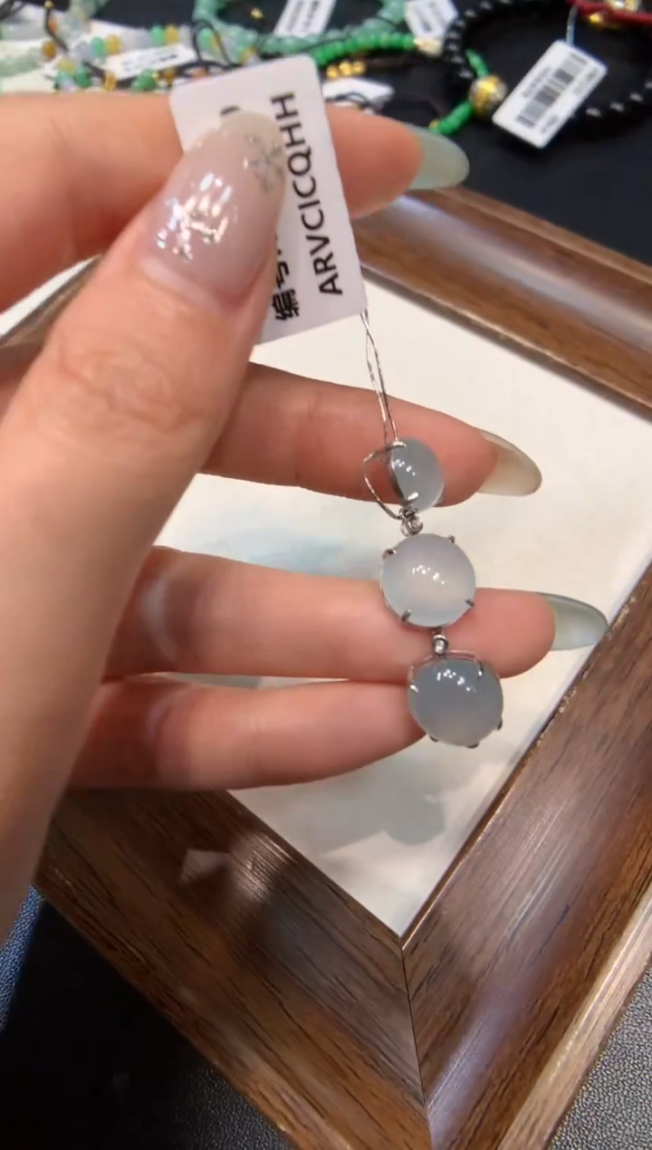 颈饰18K金镶嵌翡翠蛋面