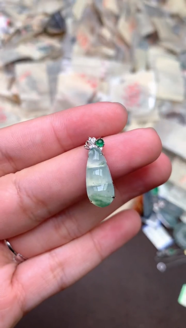 18K金镶嵌挂件翡翠   —