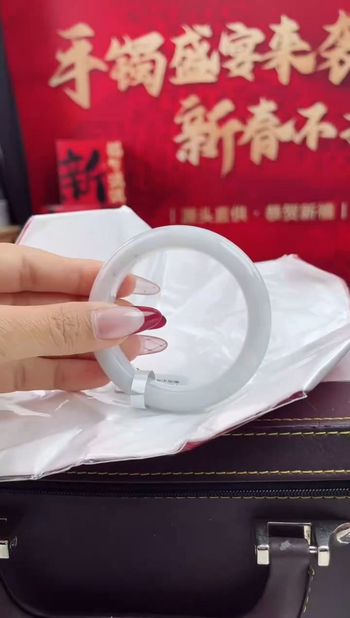 【闪购商品】翡翠手镯未镶嵌17翡翠手镯（微瑕）