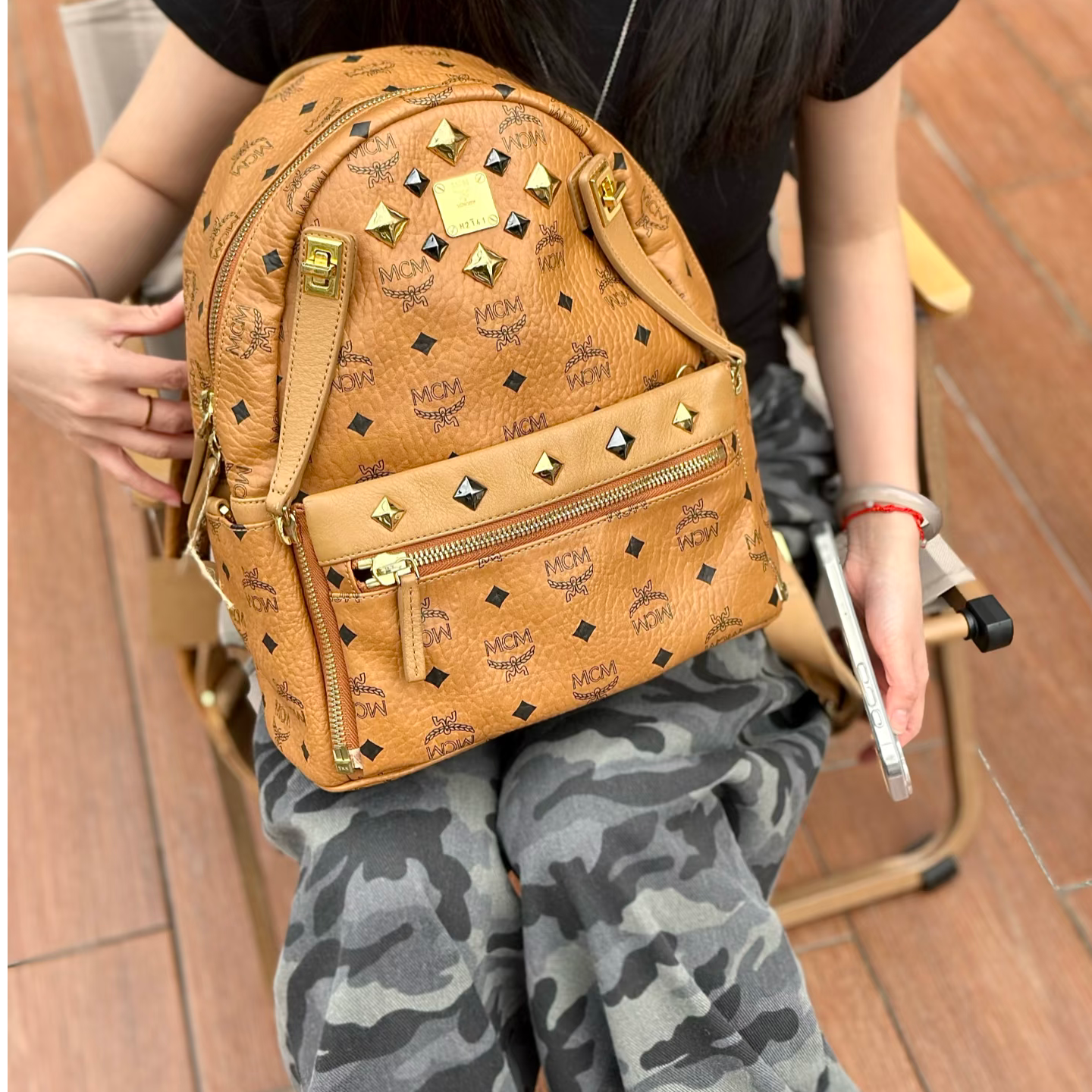 95新 MCM 26干邑色子母铆钉小号双肩包/ZH12830021/0021
