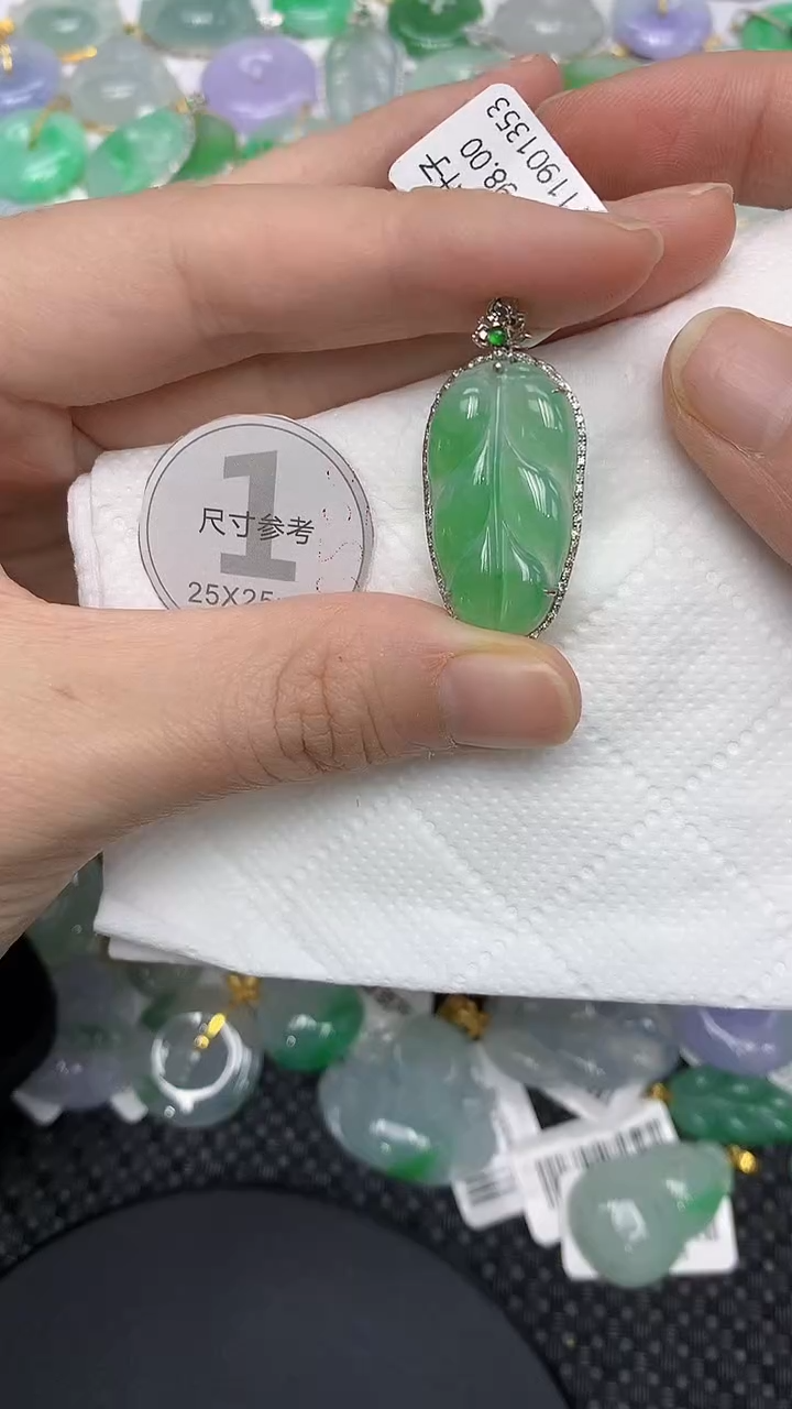 颈饰18K金镶嵌翡翠1111111111