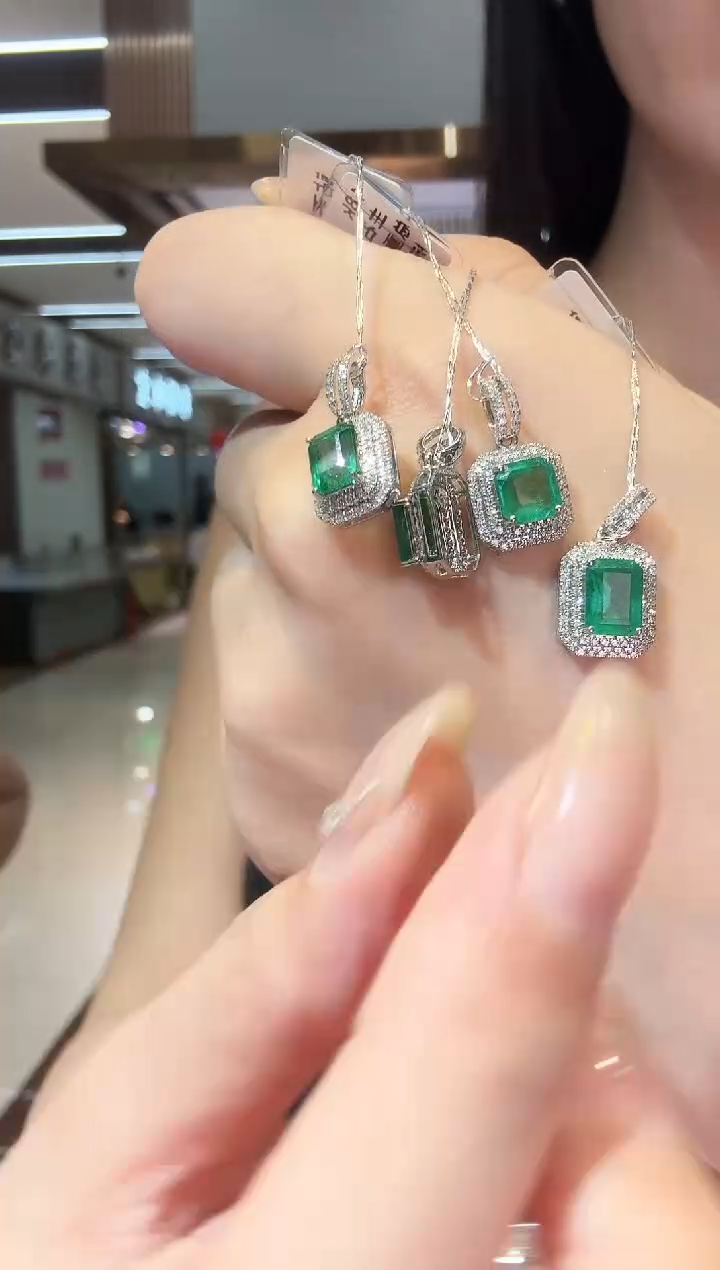 18K金镶嵌吊坠（不含链）祖母绿多样性发其一  