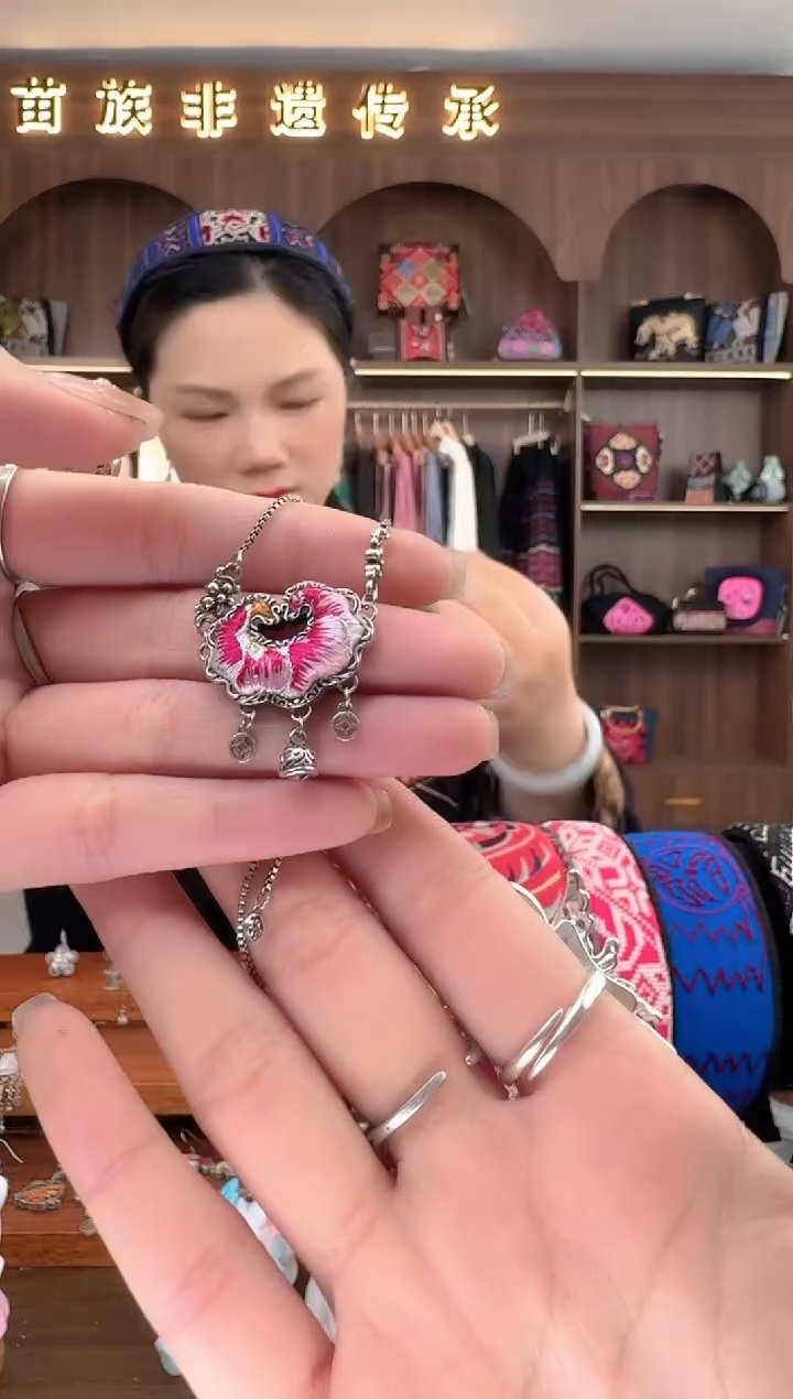 【闪购商品】织绣扶光苗绣传承68