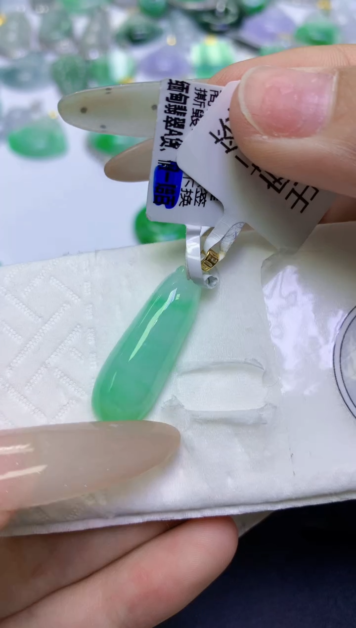 颈饰18K金镶嵌翡翠天然缅甸翡翠A货百元以上9元证书费自理