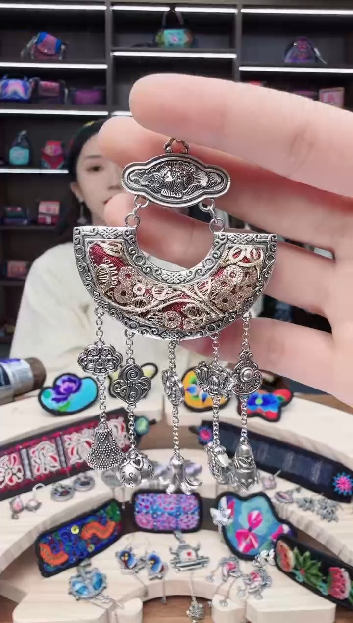 织绣40蒙阿苏苗绣传承店