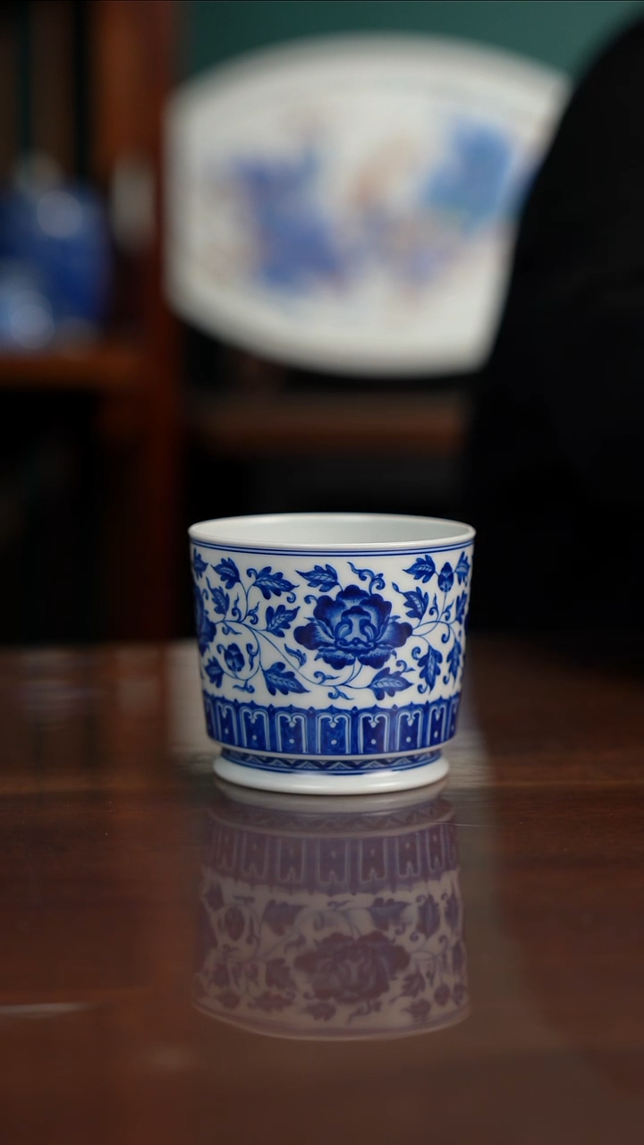 柴窑青花缠枝牡丹