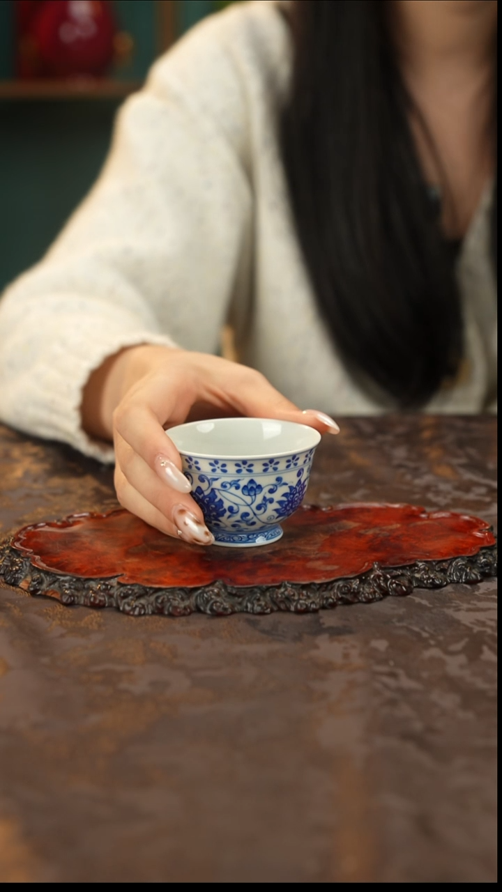 青花手绘缠枝莲主人杯