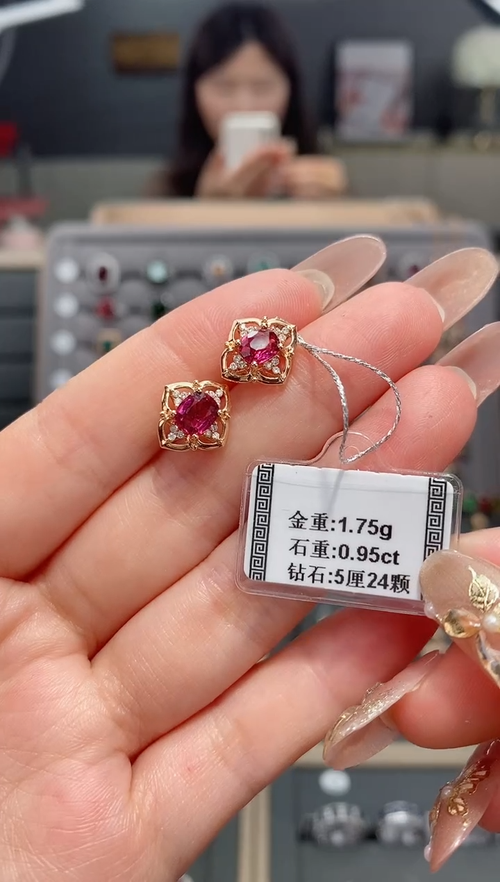 【闪购商品】碧玺耳饰18K金镶嵌0.95配钻