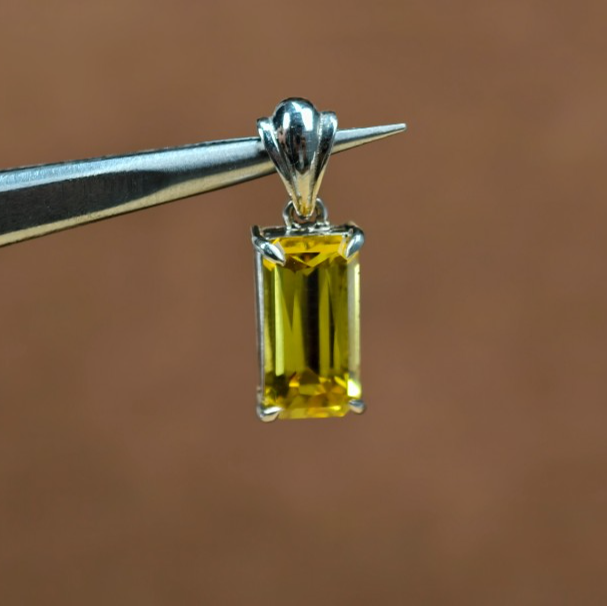 培育蓝宝石#4.73ct金丝雀色蓝宝石银镀金镶嵌高精切成品挂坠