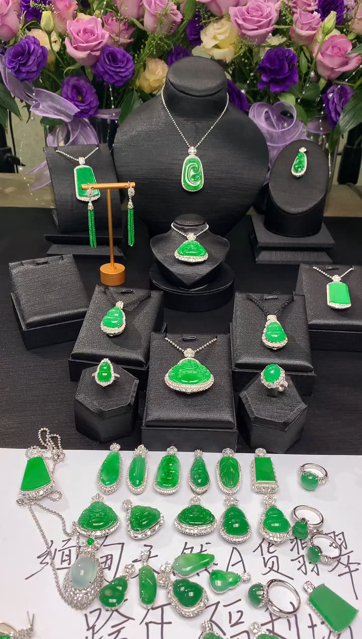 18K金镶嵌翡翠耳饰耳钉