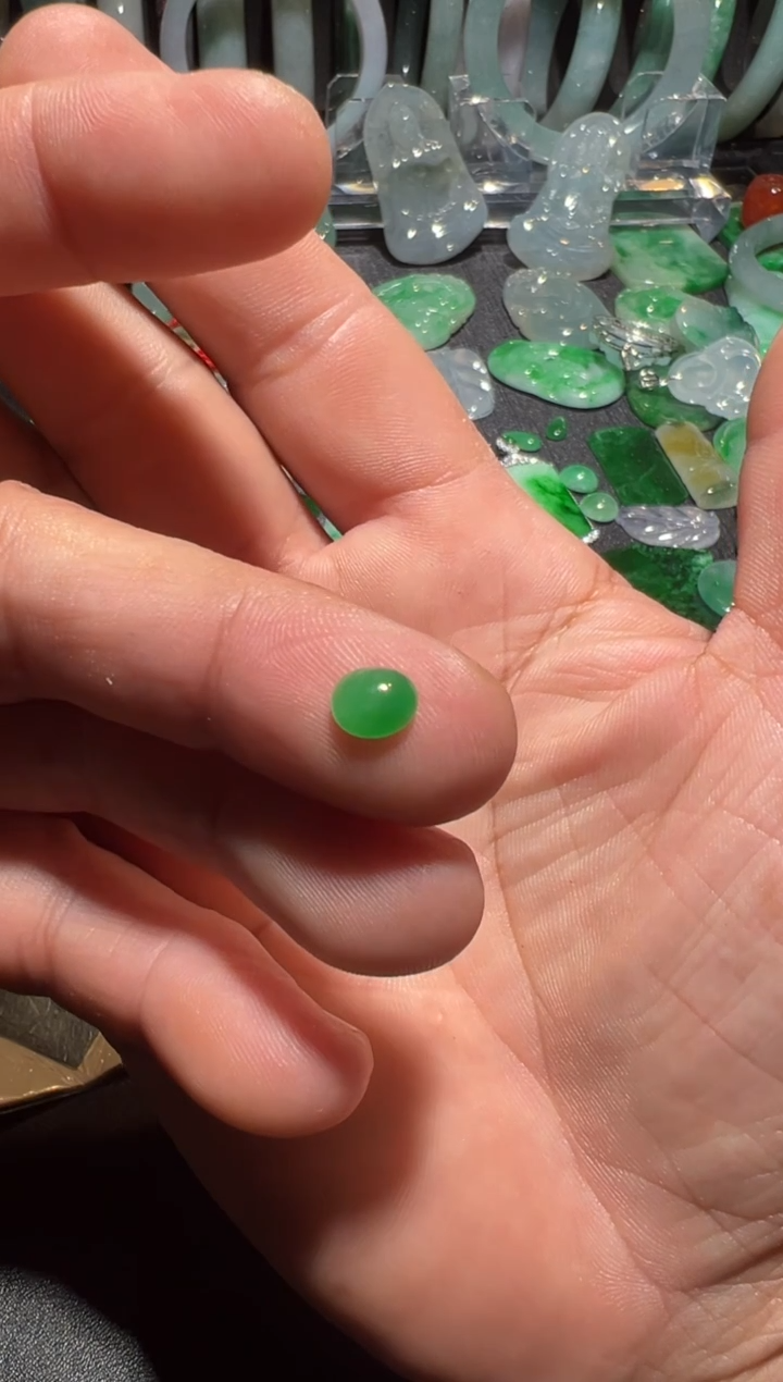 颈饰未镶嵌翡翠翡翠戒面。