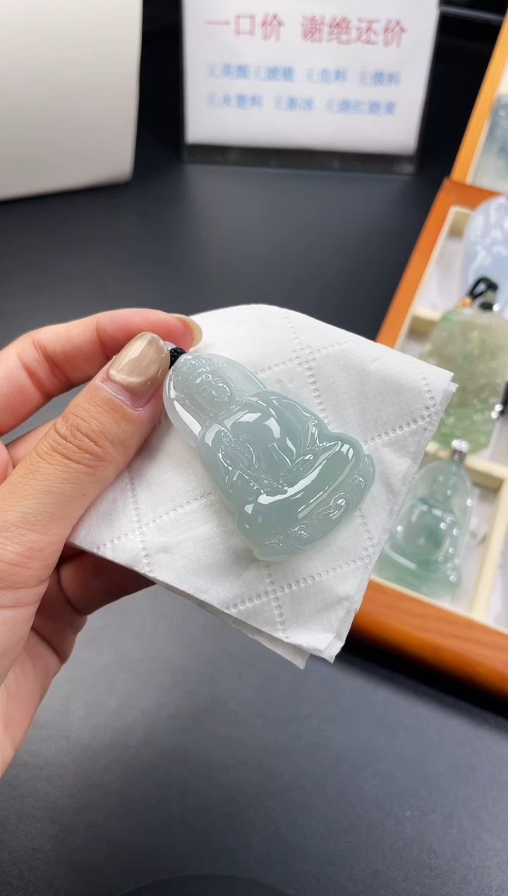 翡翠未镶嵌颈饰观音