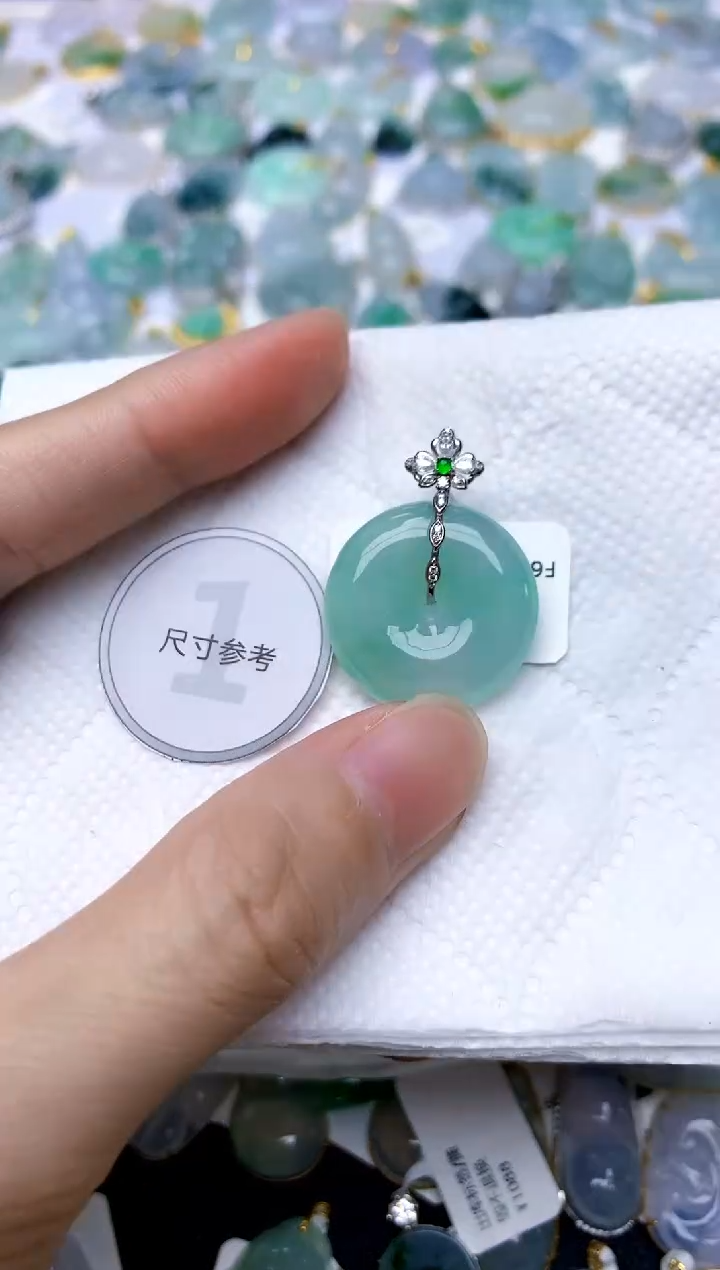 颈饰18K金镶嵌翡翠给***?天然A货翡翠