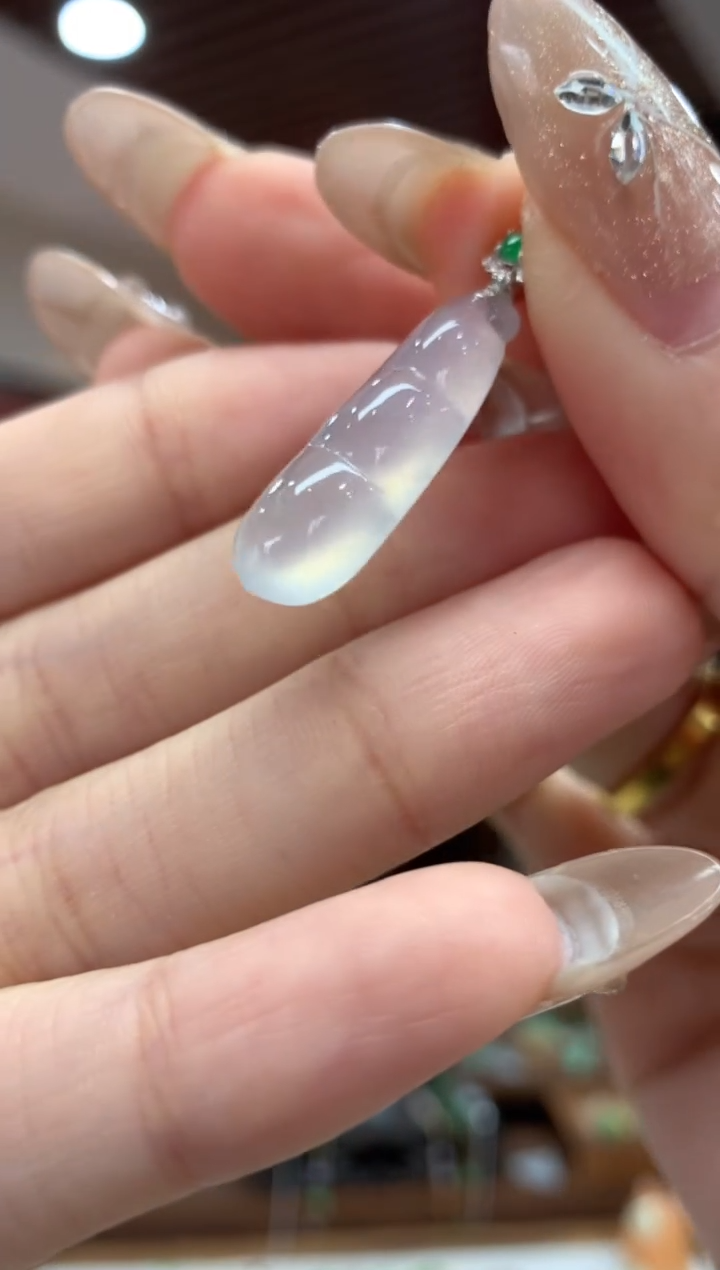 【闪购商品】翡翠吊坠(不含链)18K金镶嵌豆子