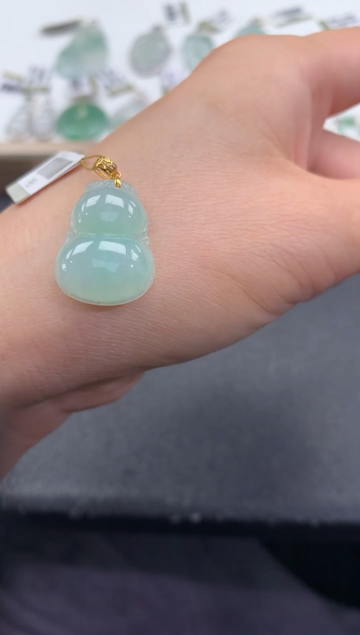 颈饰18K金镶嵌翡翠退货需吊牌标签完好