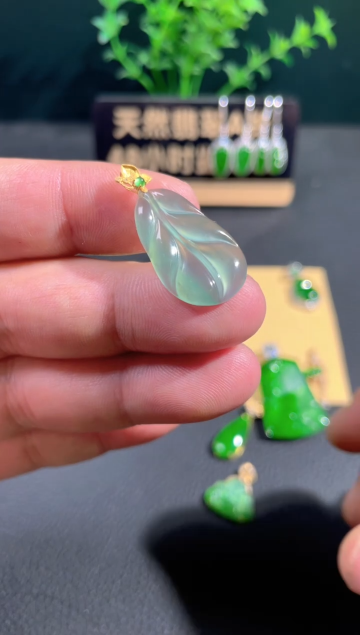 【闪购商品】翡翠颈饰18K金镶嵌翡翠