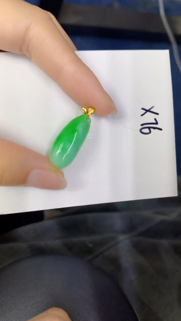 颈饰18K金镶嵌翡翠缅甸天然翡翠A货