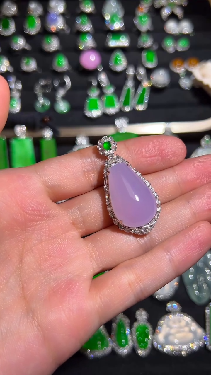 18K金镶嵌挂件翡翠吊坠