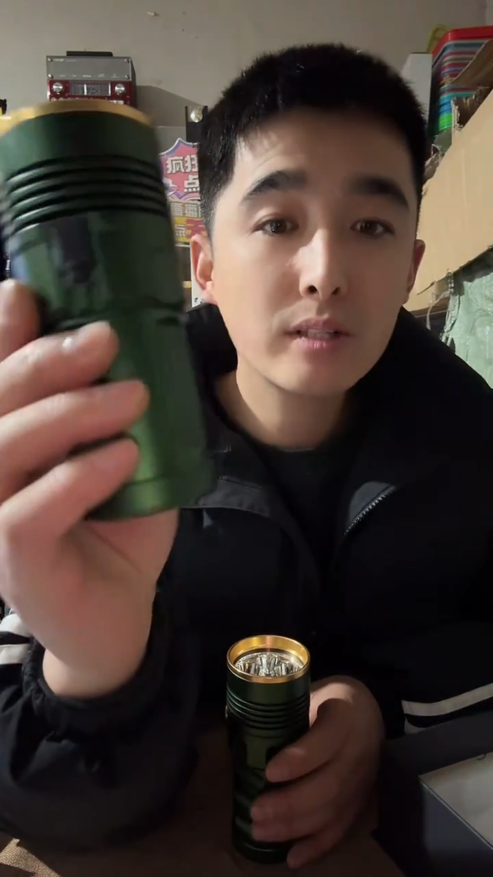 绿色合金手电带四节18650