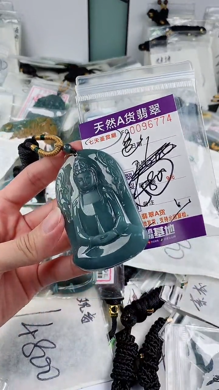 翡翠未镶嵌颈饰               