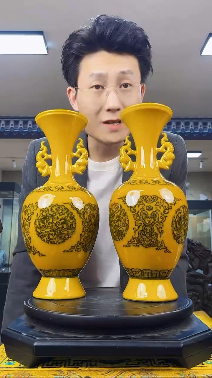 摆件D20景德镇陶瓷黄底龙凤双耳赏瓶一对