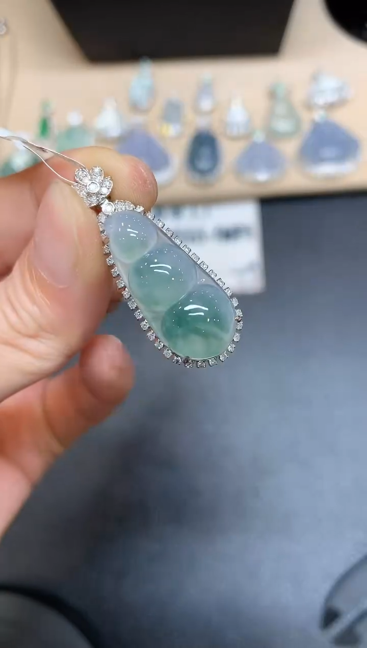 【闪购商品】翡翠吊坠(不含链)18K金镶嵌福豆【无服务费