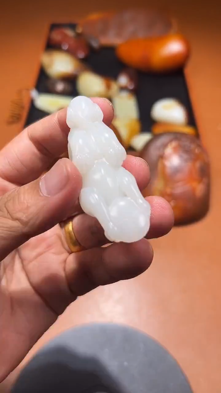 未镶嵌和田玉把件乡**。和田玉