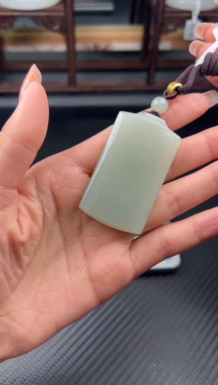 吊坠(赠链)未镶嵌和田玉且末微色差近矿吊坠