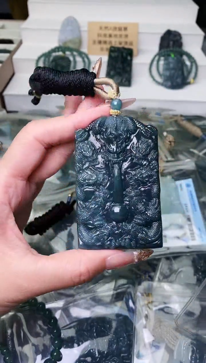 颈饰未镶嵌翡翠 