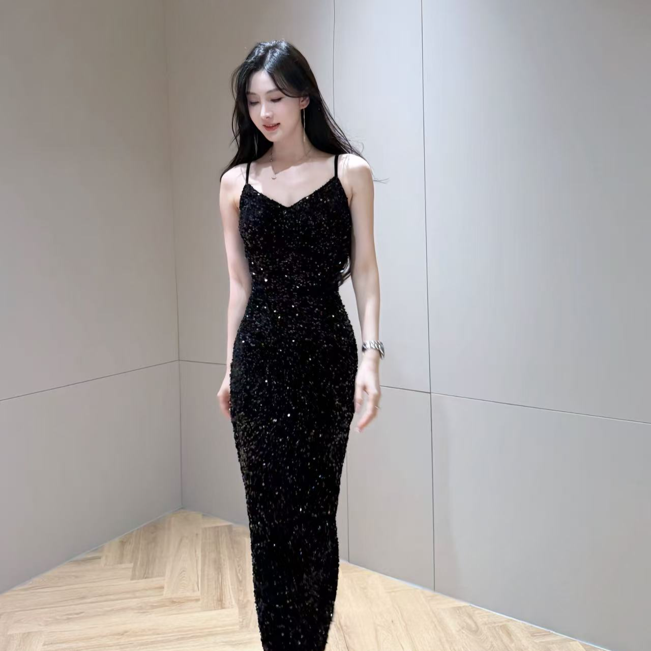 无袖V领后摆开叉高端大气亮片修身显瘦连衣裙