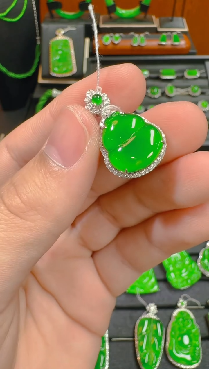 【闪购商品】翡翠吊坠(赠链)18K金镶嵌天然A货翡翠