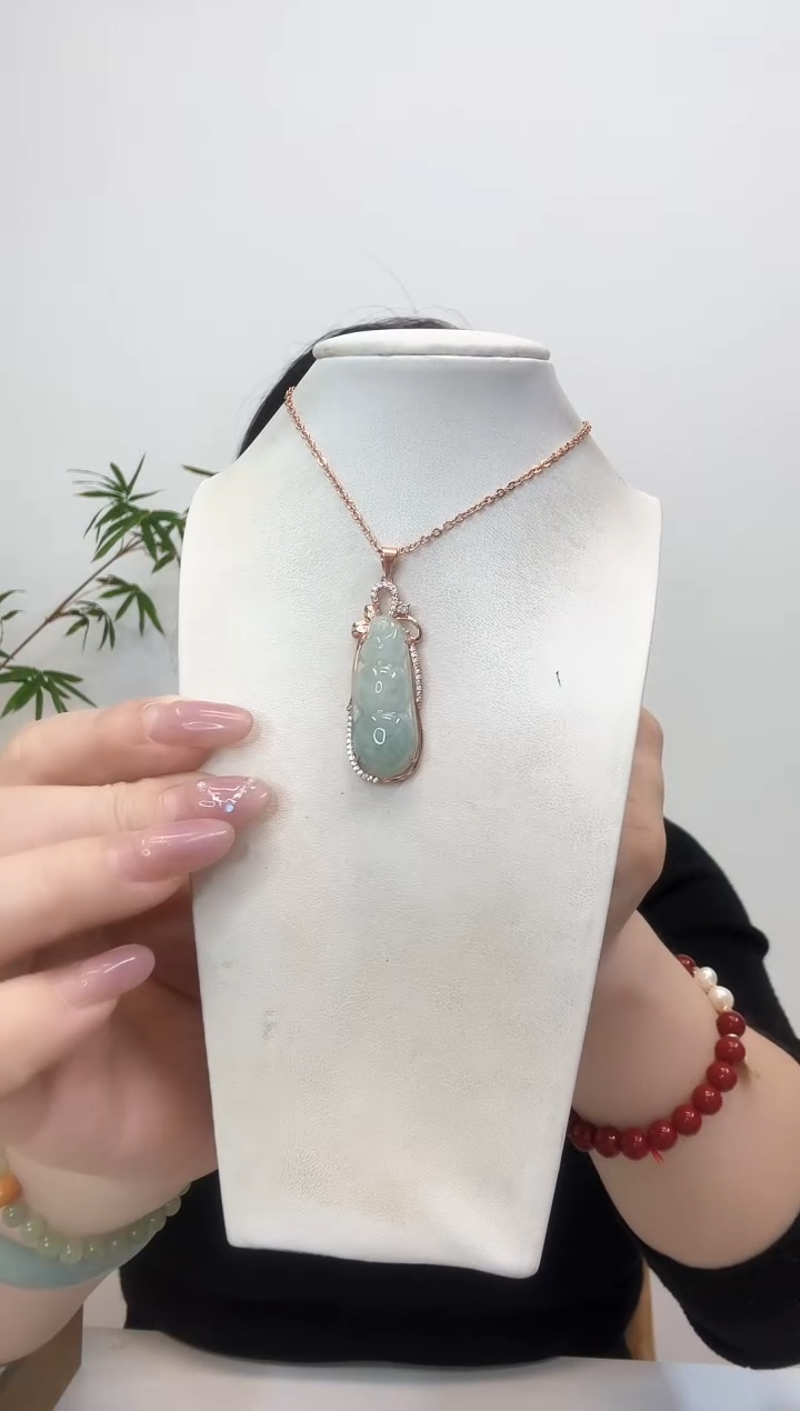 【闪购商品】翡翠吊坠(赠链)银S925镶嵌小福豆玫瑰边