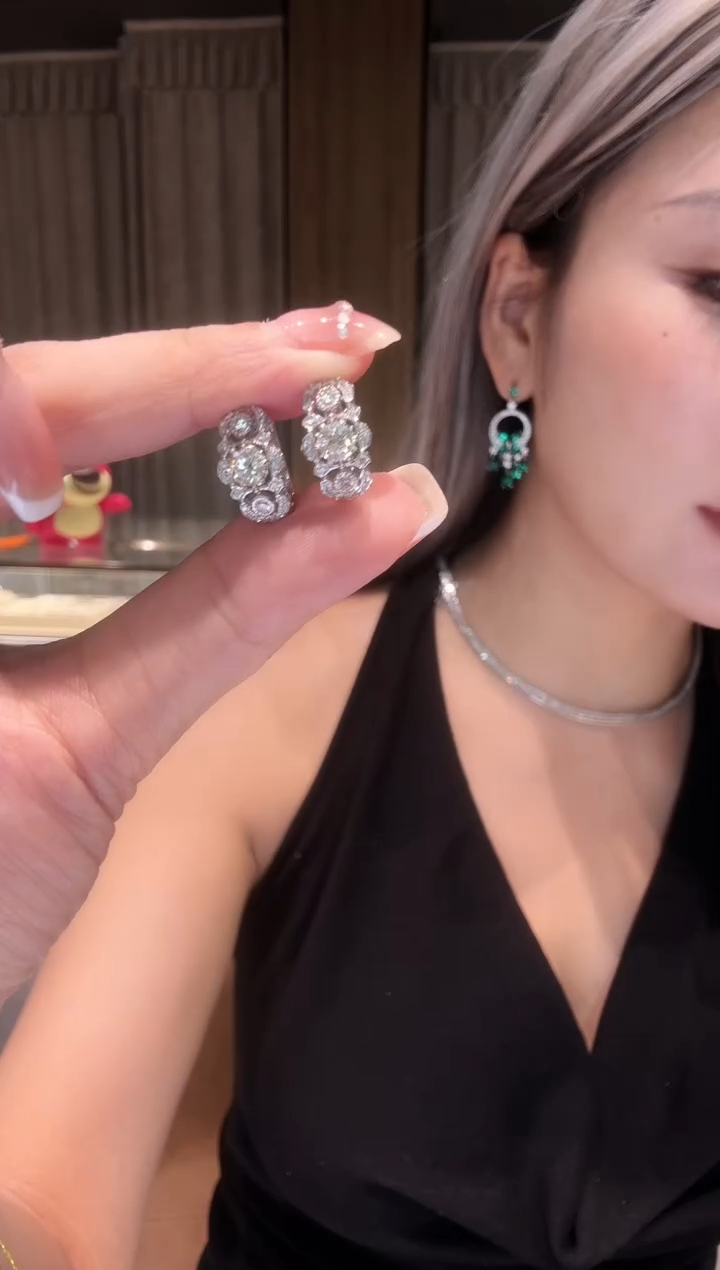 耳饰铂Pt950镶嵌钻石三石