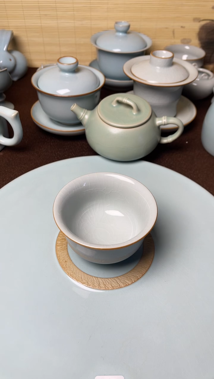 一品一价-微微瑕云雾月白釉纯手工压手杯
