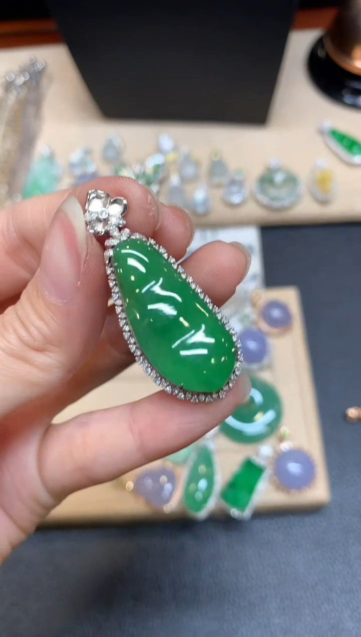 【闪购商品】翡翠颈饰18K金镶嵌福豆【无服务费