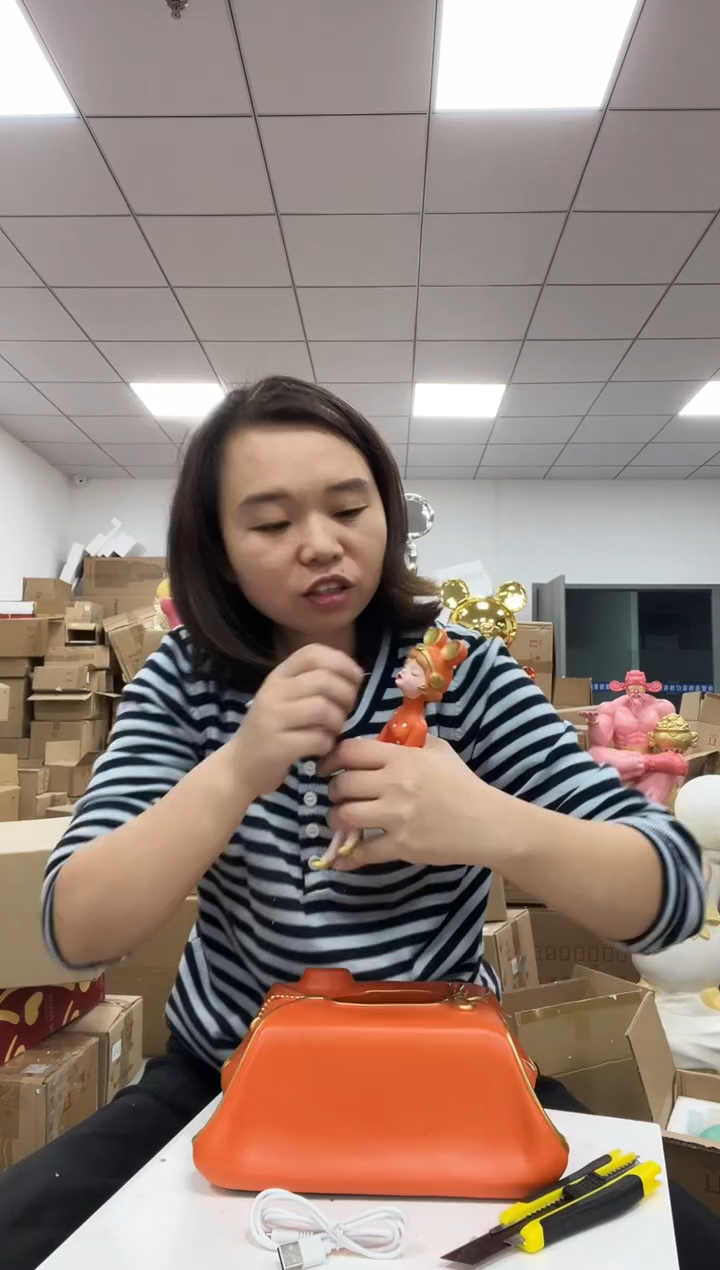 树脂泡泡女孩橙色纸巾盒