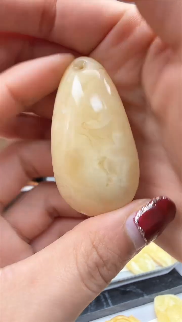【闪购商品】琥珀裸石未镶嵌挂坠