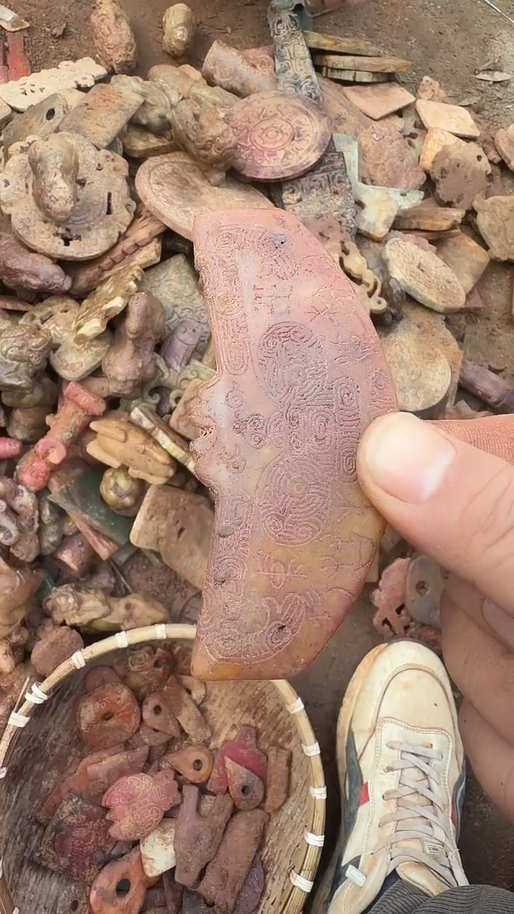 未镶嵌岫岩河磨玉（透闪石质玉）挂件漓*草岫岩河磨玉