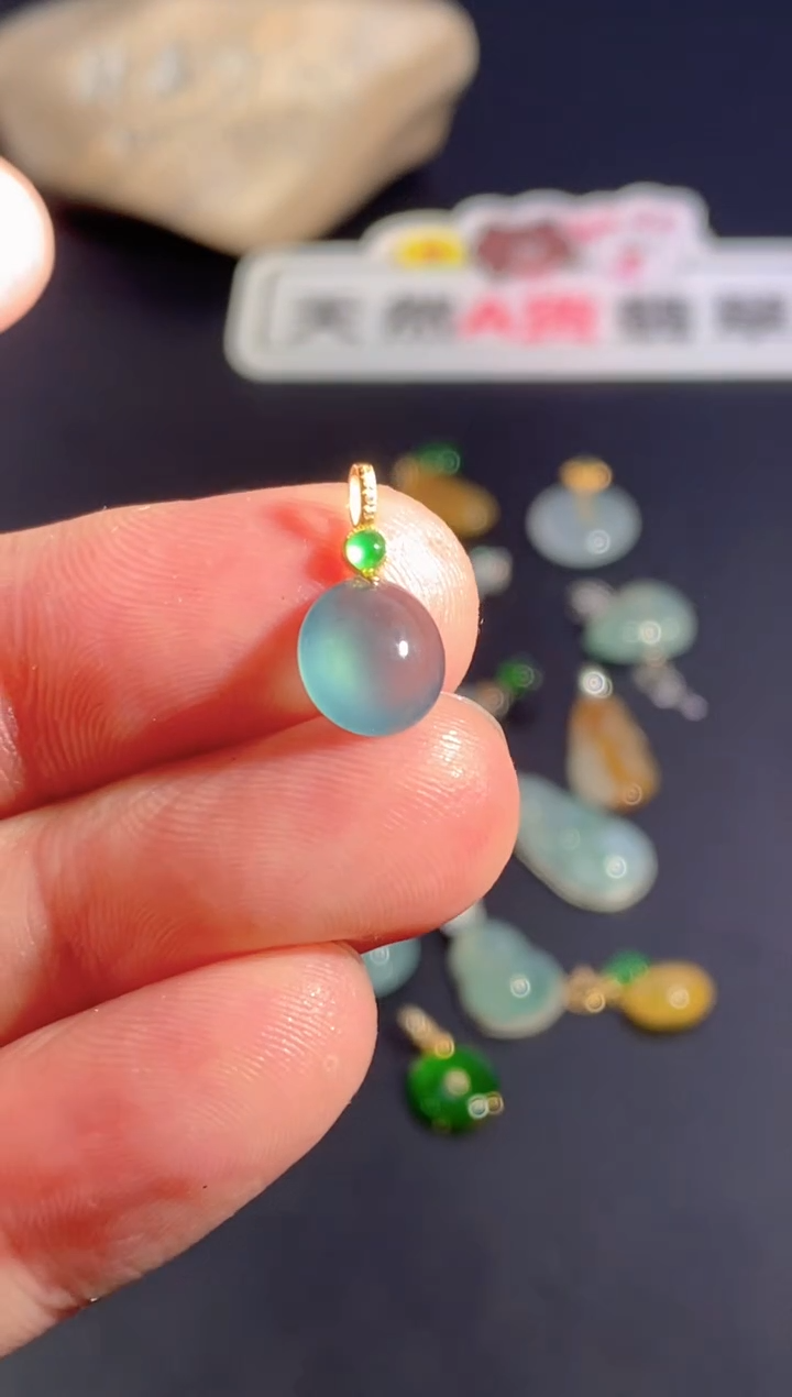 颈饰18K金镶嵌翡翠    