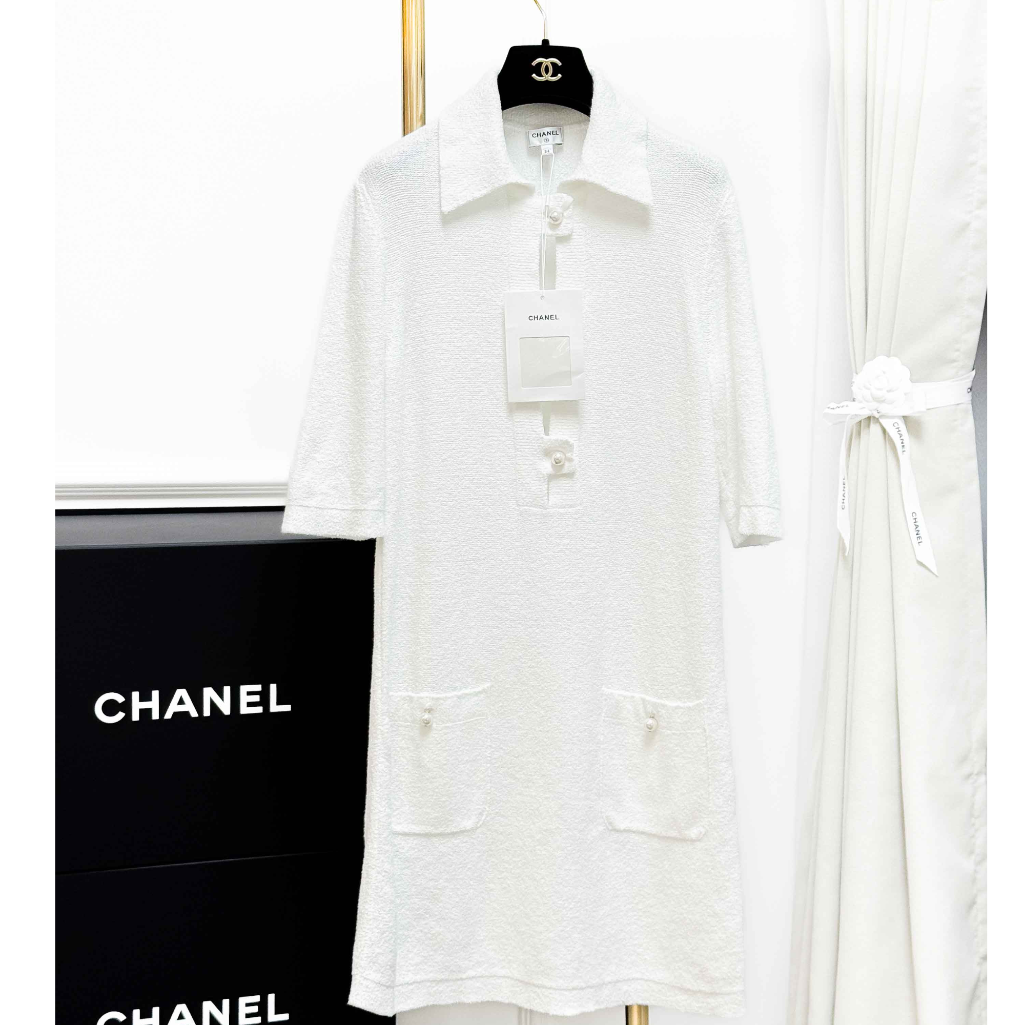 99新 Chanel/香奈儿  34码23P白色珍珠扣毛巾料翻领连衣裙