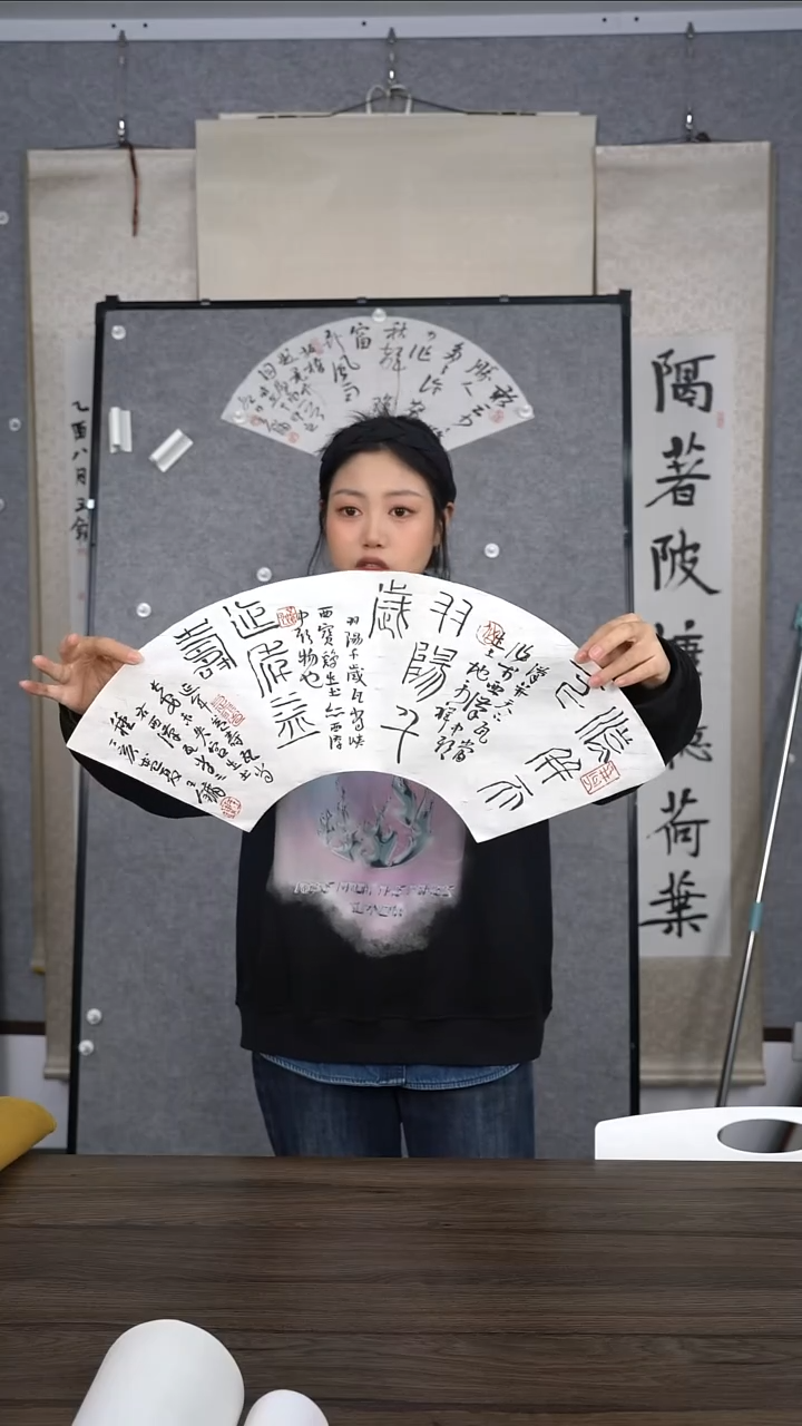 左**看老师扇面作品