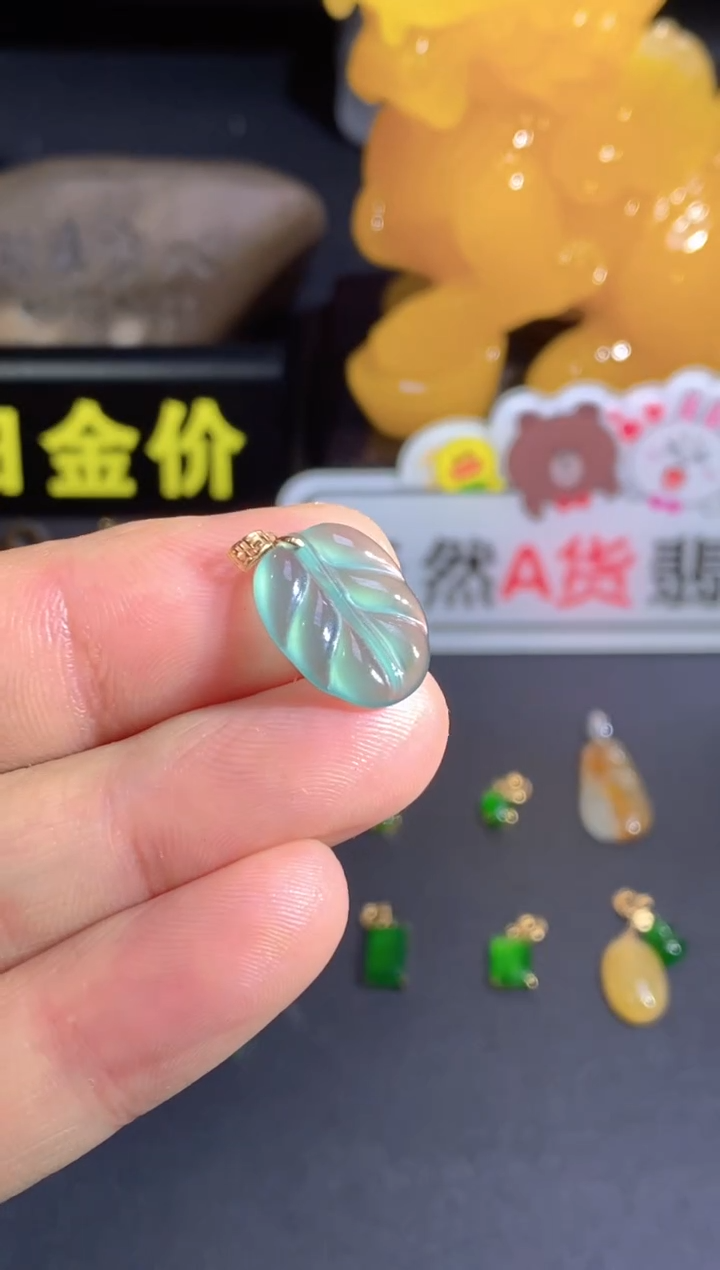 翡翠18K金镶嵌颈饰   