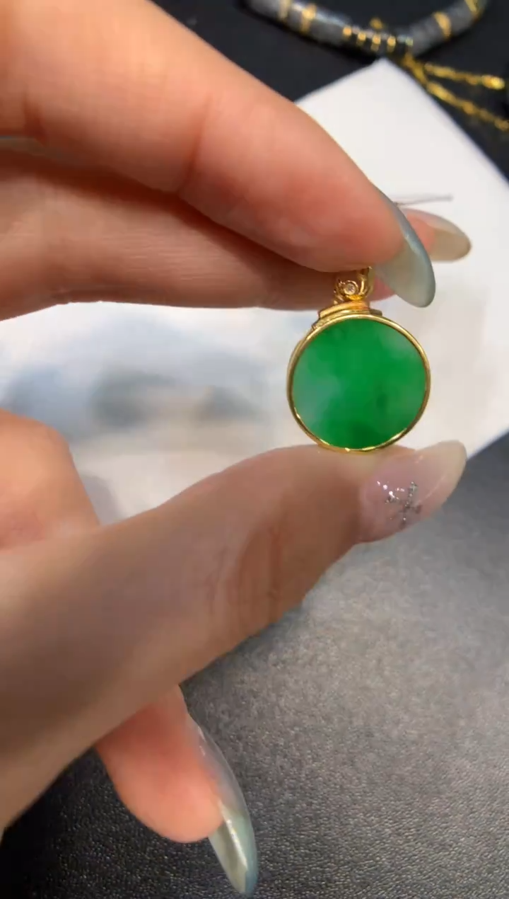 颈饰18K金镶嵌翡翠无事牌