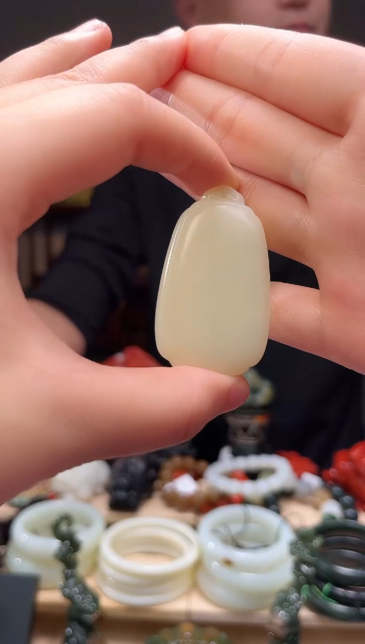 颈饰未镶嵌和田玉吊坠