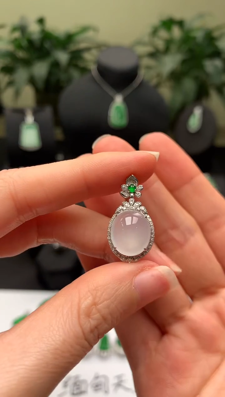 【闪购商品】翡翠颈饰18K金镶嵌冰蛋