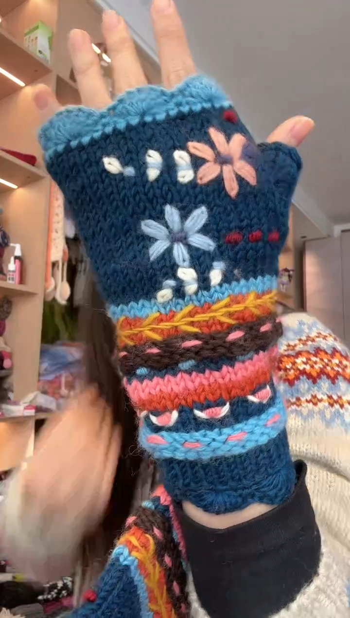 羊毛蓝色秀珠手套