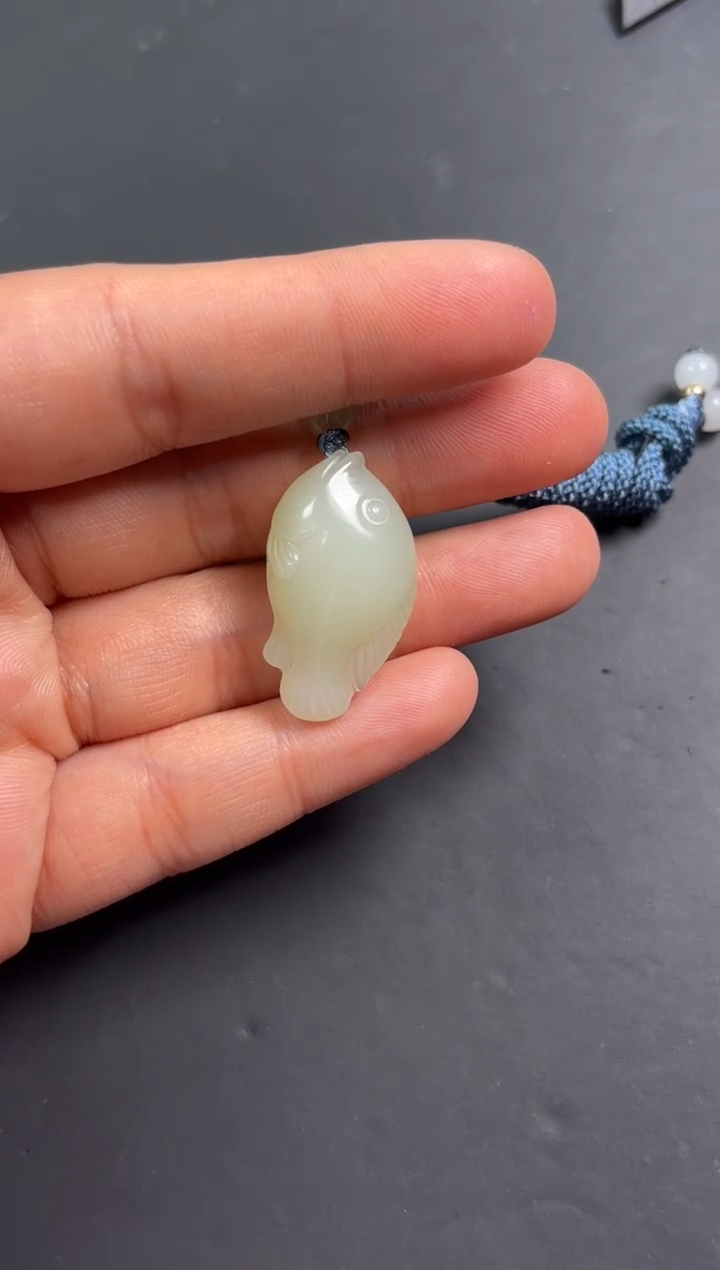 【闪购商品】和田玉吊坠(赠链)未镶嵌且末微色差迪克兰一细
