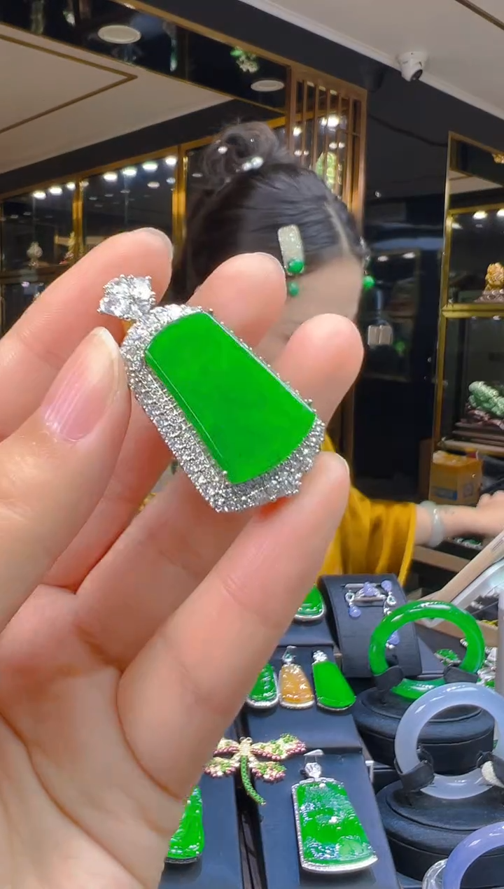 翡翠未镶嵌吊坠(赠链)057（多样性发其一）