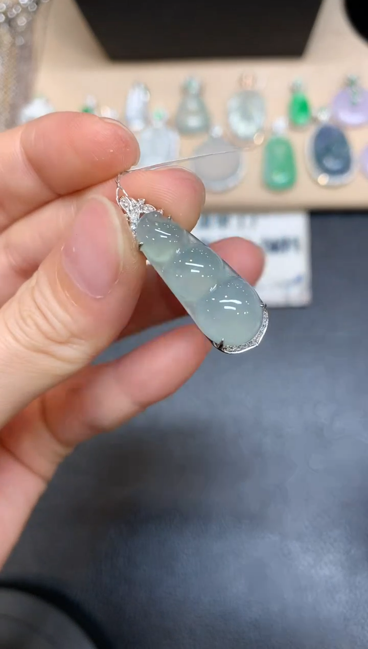 【闪购商品】翡翠颈饰18K金镶嵌福豆【无服务费