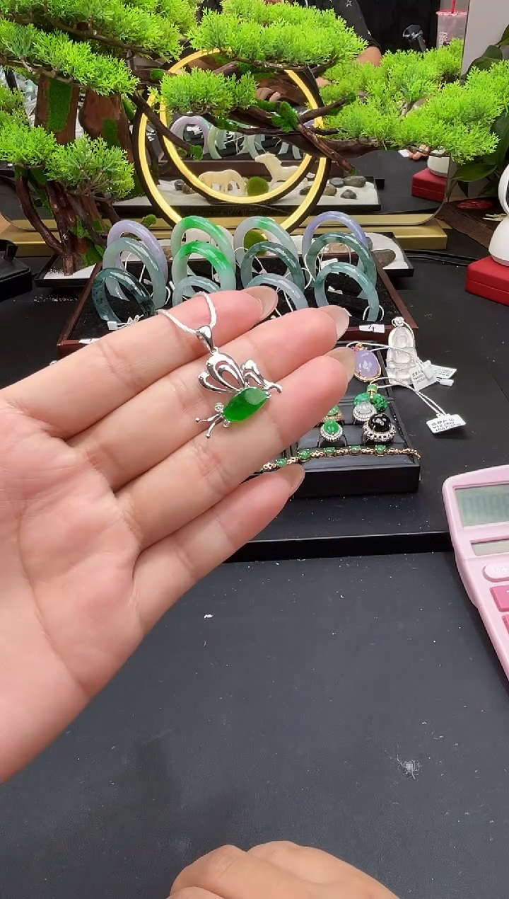 颈饰18K金镶嵌翡翠吊坠